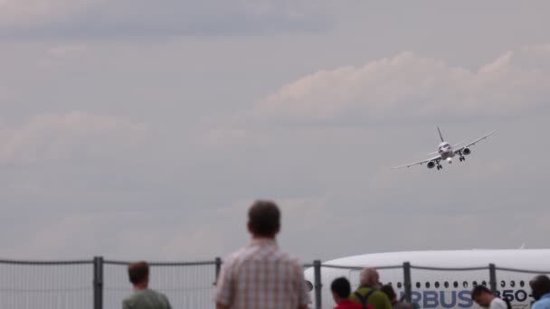 Уникальная аэробатика Сухого Superjet 100, SSJ-100 на авиасалоне МАКС-2021. Демонстрационная программа авиашоу. видео со скоростью 100 кадров в секунду. ЖУКОВСКИЙ, РОССИЯ, 21.07.2021 — стоковое видео