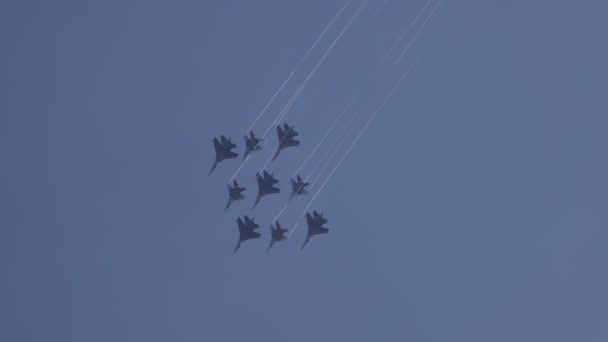 The diamond formation is performed by the Aerobatic groups Swifts and Russian Knights. Demonstration performances at MAKS 2021. slow motion 100 fps. ZHUKOVSKY, RUSSIA, 21.07.2021 — ストック動画