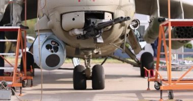 Mi-35P helikopterinin ikiz silahı hareket halinde. İzleme sistemi ve mobil silah platformu, uçuş öncesi eğitim. Ağır çekimde 100 fp. 2021 hava gösterisine çıkıyor. ZHUKOVSKY, RUSSIA, 21.07.2021