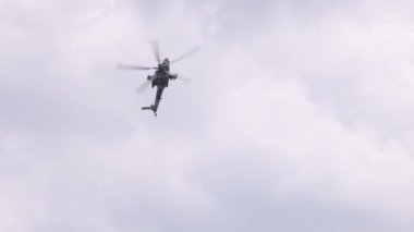 Mi-28 NM saldırı helikopteri gösteri uçuşu yapıyor. Mil 28, NATO rapor adı Havoc. MAKS 2021 hava gösterisinde gösteri uçuşu. Ağır çekimde 100 fp. ZHUKOVSKY, RUSSIA, 21.07.2021.