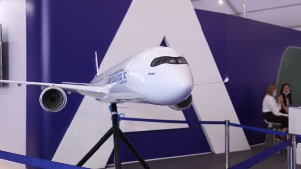 En modell av ett AIRBUS A350-1000-flygplan i AIRBUS-paviljongen. Det nyaste flygplanets utseende. MÅSTE 2021 flyguppvisning. Zhukovskij, Ryssland, 21.07.2021 — Stockvideo