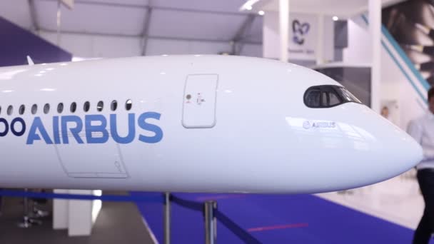 Una maqueta de un avión AIRBUS A350-1000 en el pabellón AIRBUS. La aparición del avión más nuevo. Exposición aérea MAKS 2021. ZHUKOVSKY, RUSIA, 21.07.2021 — Vídeos de Stock