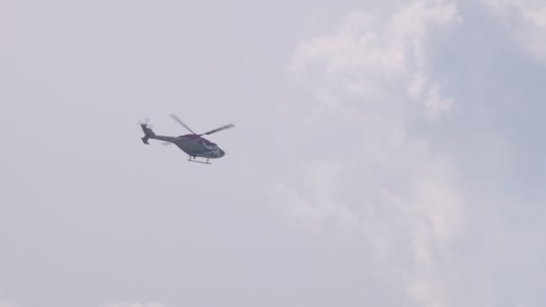 Ett indiskt flygvapenteam Sarang på helikoptern Dhruv. Flygteamet utför på fyra indiska ALH Dhruv helikoptrar. slow motion 100 fps. MÅSTE 2021 flyguppvisning. Zhukovskij, Ryssland, 21.07.2021 — Stockvideo