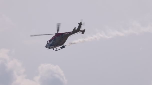 Un equipo de la Fuerza Aérea India Sarang en el helicóptero Dhruv. El equipo acrobático actúa en cuatro helicópteros indios ALH Dhruv. cámara lenta 100 fps. Exposición aérea MAKS 2021. ZHUKOVSKY, RUSIA, 21.07.2021 — Vídeo de stock