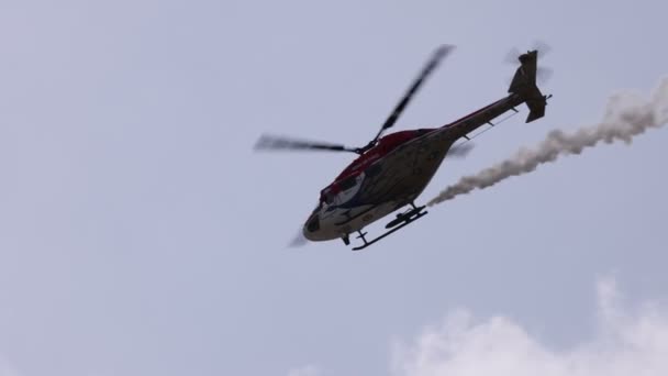 Un equipo de la Fuerza Aérea India Sarang en el helicóptero Dhruv. El equipo acrobático actúa en cuatro helicópteros indios ALH Dhruv. cámara lenta 100 fps. Exposición aérea MAKS 2021. ZHUKOVSKY, RUSIA, 21.07.2021 — Vídeo de stock