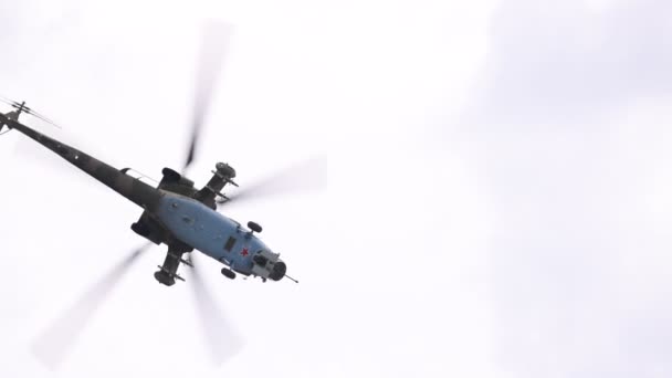 Mi-28 NM attackhelikopter som utför demonstrationsflygning. Mil 28, Nato rapporterar namnet Havoc. Demonstrationsflygning på MAKS 2021 flyguppvisning. slow motion 100 fps. Zhukovskij, Ryssland, 21.07.2021. — Stockvideo