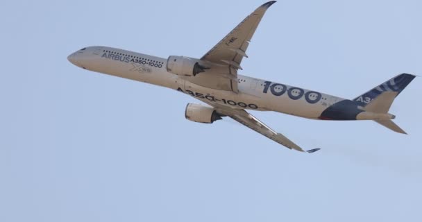 Flygbolaget A350-1000. Modern Airliner Demonstrationsflygning på MAKS 2021 flyguppvisning. Zhukovskij, Ryssland, 22.07.2021 — Stockvideo