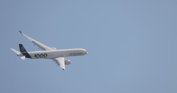 AIRBUS A350-1000. Vuelo de demostración de avión moderno en el espectáculo aéreo MAKS 2021. ZHUKOVSKY, RUSIA, 22.07.2021 — Vídeos de Stock