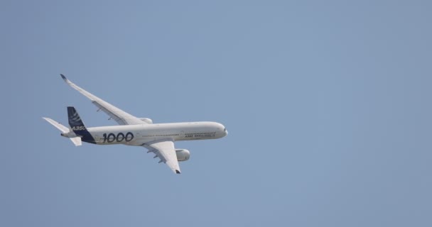 AIRBUS A350-1000. Демонстрационный полет современного авиалайнера на авиасалоне МАКС 2021. ЖУКОВСКИЙ, РОССИЯ, 22.07.2021 — стоковое видео
