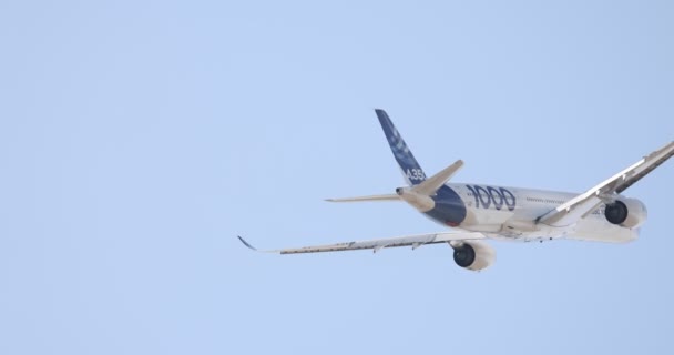 AIRBUS A350-1000. volo Modern Airliner Demonstration sul MAKS 2021. ZHUKOVSKY, RUSSIA, 22.07.2021 — Video Stock