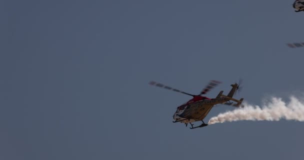 Un equipo de la Fuerza Aérea India Sarang en el helicóptero Dhruv. El equipo acrobático actúa en cuatro helicópteros indios ALH Dhruv. cámara lenta 100 fps. Exposición aérea MAKS 2021. ZHUKOVSKY, RUSIA, 22.07.2021 — Vídeo de stock