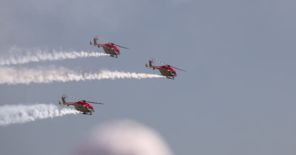 Dhruv helikopterindeki bir Hint Hava Kuvvetleri ekibi Sarang. Aerobatik ekip dört Hint ALH Dhruv helikopterinde gösteri yapıyor. Ağır çekimde 100 fp. 2021 hava gösterisine çıkıyor. ZHUKOVSKY, RUSSIA, 22.07.2021 — Stok video