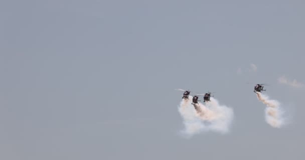 Sebuah tim Angkatan Udara India Sarang dengan helikopter Dhruv. Tim aerobatic melakukan pada empat helikopter ALH Dhruv India. gerakan lambat 100 fps. MAKS 2021 airshow. ZHUKOVSKY, RUSSIA, 22.07.2021 — Stok Video