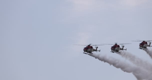 Un equipo de la Fuerza Aérea India Sarang en el helicóptero Dhruv. El equipo acrobático actúa en cuatro helicópteros indios ALH Dhruv. cámara lenta 100 fps. Exposición aérea MAKS 2021. ZHUKOVSKY, RUSIA, 22.07.2021 — Vídeos de Stock