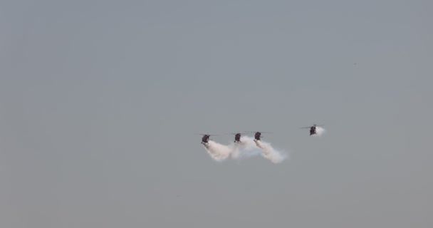 Una squadra aerea indiana Sarang sull'elicottero Dhruv. Il team acrobatico si esibisce su quattro elicotteri indiani ALH Dhruv. rallentatore 100 fps. Trasmissione aerea MAKS 2021. ZHUKOVSKY, RUSSIA, 22.07.2021 — Video Stock