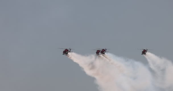 Un equipo de la Fuerza Aérea India Sarang en el helicóptero Dhruv. El equipo acrobático actúa en cuatro helicópteros indios ALH Dhruv. cámara lenta 100 fps. Exposición aérea MAKS 2021. ZHUKOVSKY, RUSIA, 22.07.2021 — Vídeos de Stock