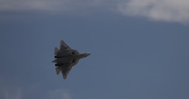 Nuovo caccia russo di cinque generazioni SU 57, T-50 mostra battaglia manovra aerea, rallentatore 100 fps, a Mosca International Aviation and Space Salon MAKS 2021, ZHUKOVSKY, RUSSIA, 22.07.2021. — Video Stock