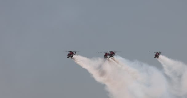 Indyjski oddział Sił Powietrznych Sarang na helikopterze Dhruv. Zespół akrobacyjny występuje na czterech indyjskich śmigłowcach ALH Dhruv. Spowolnienie 100 fps. MAKS 2021 pokazów lotniczych. Żukowski, Rusija, 22.07.2021 r. — Wideo stockowe