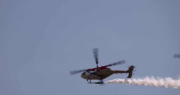 インド空軍のサランがヘリコプターのドルーフに乗っている。エアロビクスチームは4機のインドのALH Dhruvヘリコプターで演奏する。スローモーション100 fps。MAKS 2021航空ショー。ZHUKOVSKY, RUSSIA, 22.07.2021 — ストック動画