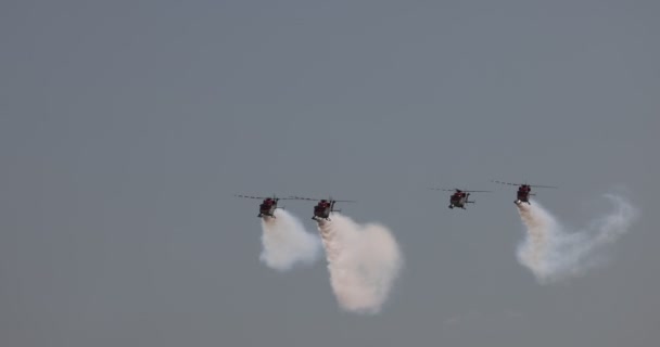 Sebuah tim Angkatan Udara India Sarang dengan helikopter Dhruv. Tim aerobatic melakukan pada empat helikopter ALH Dhruv India. gerakan lambat 100 fps. MAKS 2021 airshow. ZHUKOVSKY, RUSSIA, 22.07.2021 — Stok Video