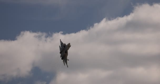 Nouveau chasseur russe de cinq générations SU 57, T-50 montre bataille de manœuvre aérienne, ralenti 100 ips, au Salon international de l'aviation et de l'espace de Moscou MAKS 2021, ZHUKOVSKY, RUSSIE, 22.07.2021. — Video