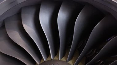 Modern turbofan motoru. Siyah arkaplandaki hava aracının turbo jetini kapatın. Uçağın turbofan motorunun pervaneleri