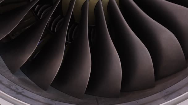 Motor turboventilador moderno. primer plano de turborreactor de aviones sobre fondo negro. palas del motor turbofán de la aeronave — Vídeo de stock