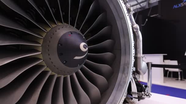 Moderner Turbofan-Motor. Nahaufnahme des Turbojets eines Flugzeugs auf schwarzem Hintergrund. Schaufeln des Turbofan-Motors des Flugzeugs — Stockvideo