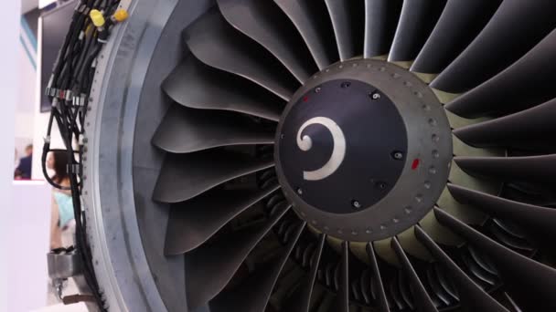 Motore turbofan moderno. primo piano di turbojet di aerei su sfondo nero. pale del motore turbofan dell'aeromobile — Video Stock