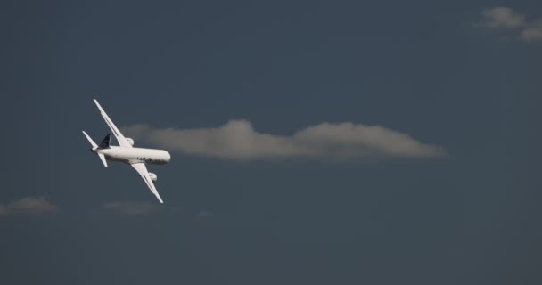 Nye russiske passagerfly MS-21-300 flyvende prototype af et nyt russisk civilt passagerfly under testflyvninger på MAKS 2021 airshow. slow motion 120 fps. MAKS 2021. ZHUKOVSKY, Rusland, 22.07.2021 – Stock-video