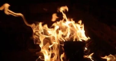 Şenlik ateşi, Siyah Arkaplanda Gerçek Alevler. Gerçek ateş. 4K yavaş çekim 120 fps video