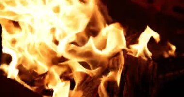 Şenlik ateşi, Siyah Arkaplanda Gerçek Alevler. Gerçek ateş. 4K yavaş çekim 120 fps video