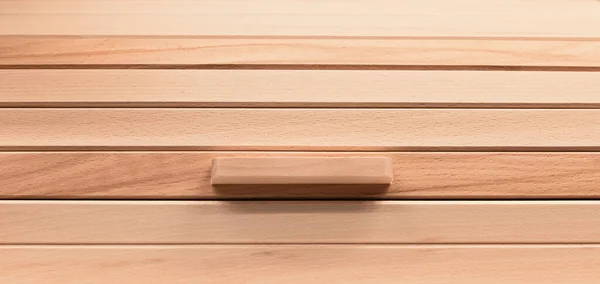 Caixa de pão de madeira. elevação de porta de madeira no interior da cozinha — Fotografia de Stock