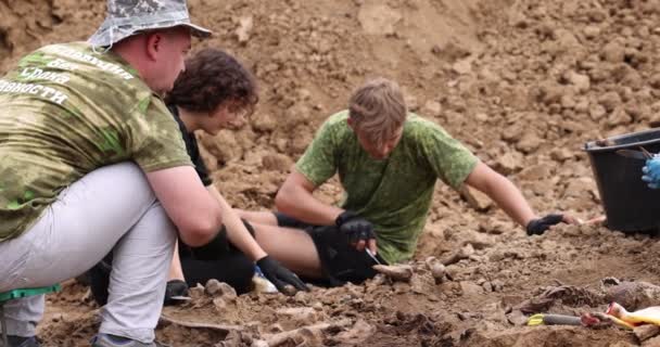 Werk van het zoekteam op de plaats van een massale schietpartij. Menselijke resten van skelet, schedels in de grond. Slachtoffers van de nazi 's. 28.08.2021, regio Rostov, Rusland — Stockvideo