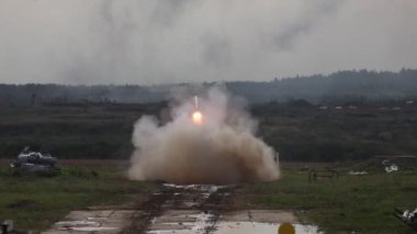Ağır alev makinesi sistemi TOS-1A Solntsepek. Uluslararası Askeri-Teknik Forum Ordu-2021 tanıtım programı. 25.08.2021, Moskova Bölgesi, Alabino Askeri Eğitim Alanı