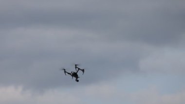 Profesyonel İHA 2 gökyüzünde uçuyor. 25.08.2021, Moskova Bölgesi