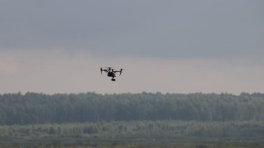 Profesyonel İHA 2 gökyüzünde uçuyor. 25.08.2021, Moskova Bölgesi