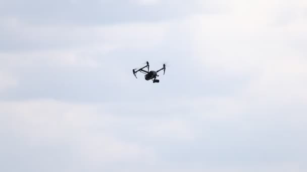 Professionele drone Inspire 2 vliegen in de lucht. 25.08.2021, regio Moskou — Stockvideo