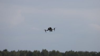 Profesyonel İHA 2 gökyüzünde uçuyor. 25.08.2021, Moskova Bölgesi