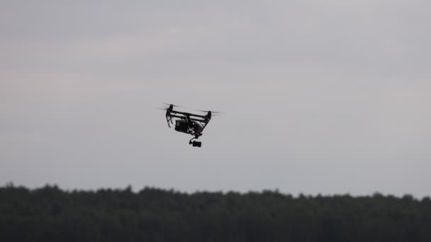Professionelle Drohne Inspire 2 fliegt am Himmel. 25.08.2021, Moskauer Gebiet — Stockvideo
