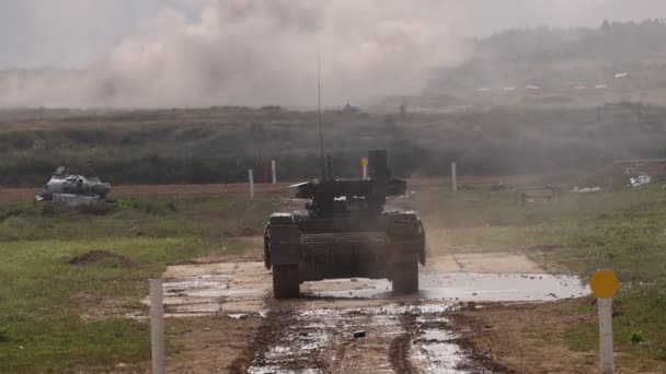 Zeitlupenaufnahme der Erschießung des BMPT Terminator der russischen Armee, Demonstrationsprogramm des International Military-Technical Forum Army-2021. 26.08.2021, Moskauer Gebiet, Alabino Truppenübungsplatz — Stockvideo