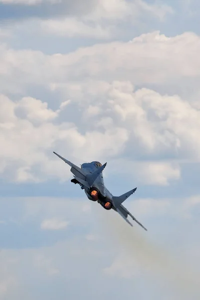 MIG-35, MAKS-2019 Uluslararası Havacılık Salonu 'nda gösteri uçuşunu gerçekleştiriyor. Moskova Uluslararası Havacılık ve Uzay Salonu MAKS 2019. Rusya, 29 Ağustos 2019 — Stok fotoğraf