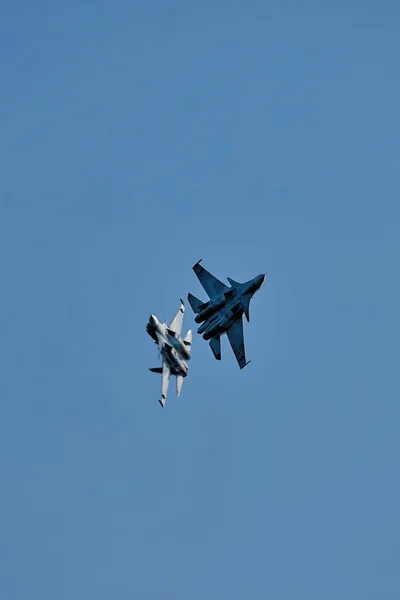Sukhoi Su-30SM orosz légierő. Twin jet motor nehéz harcos Su-30SM nato kódoló-Flanker. Vadászgép bombázó sugárhajtású repülőgépek repülnek aerobic manőver. 2019-es modellek. Oroszország, 2019. augusztus 29. — Stock Fotó