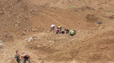 Bir savaş suçunun işlendiği yerdeki kazılar. Toplu katliam yapılan bir yer. İskelet kalıntıları, kafatasları. Nazilerin kurbanlarının insan kalıntıları. 28.08.2021, Rostov bölgesi, Rusya