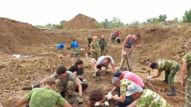 Utgravninger på stedet for en krigsforbrytelse. Et sted for masseskyting av mennesker. Menneskelige rester av skjelett og hodeskaller. Menneskerester av nazistenes ofre. 28.08.2021, Rostov-regionen, Russland – stockvideo