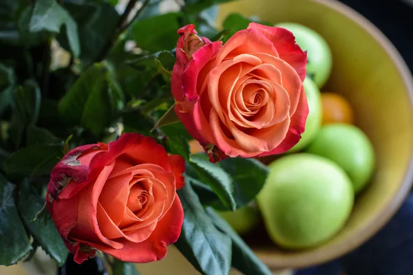 Kırmızı gül ve ahşap bir vazo içinde elma — Stok fotoğraf