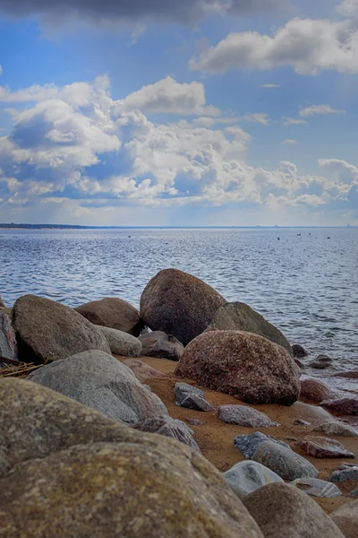 Kamienie morze na tle morza — Zdjęcie stockowe
