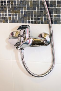 bir elektrikli testere ile marangoz çalışır