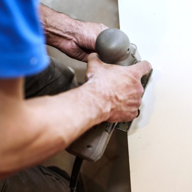 bir elektrikli testere ile marangoz çalışır