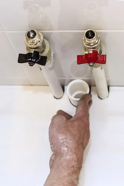 Руки касаются водопроводных труб — стоковое фото